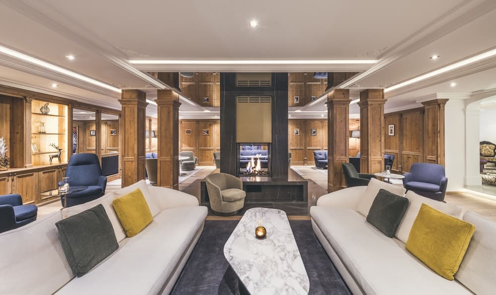 Lobby lounge