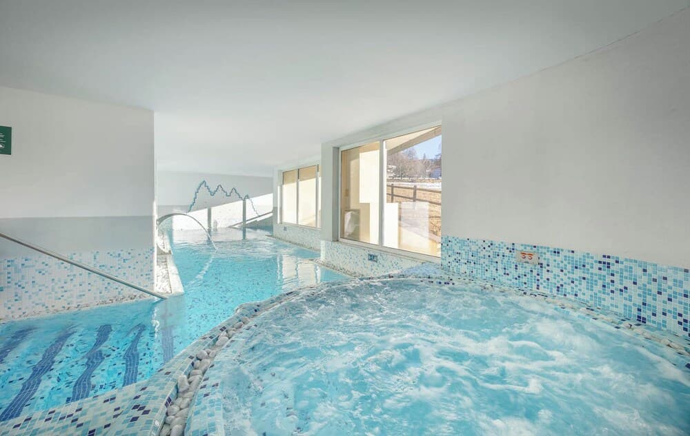 Indoor spa tub