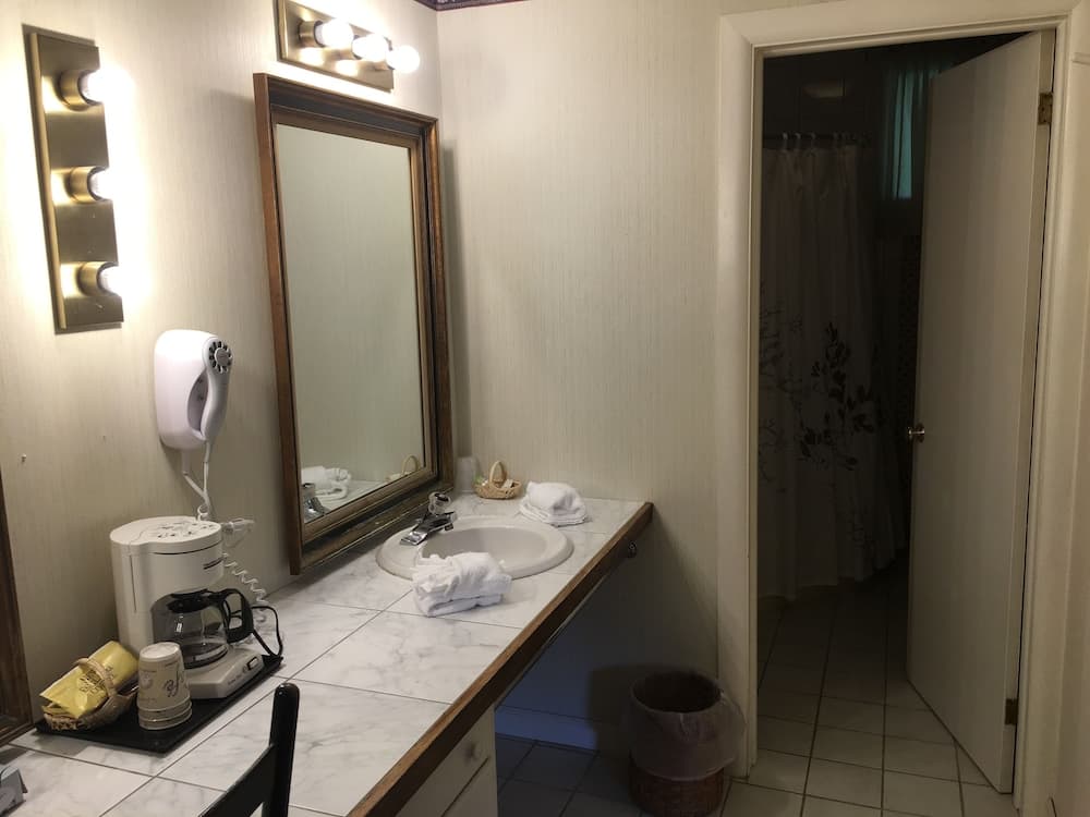 Bathroom sink