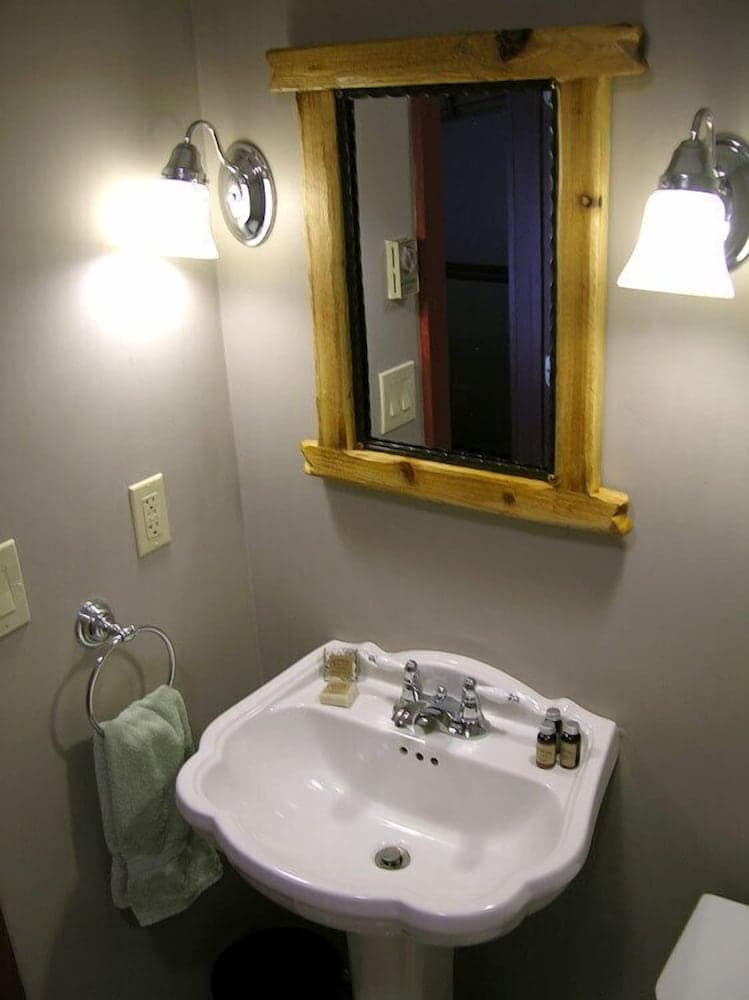 Bathroom sink