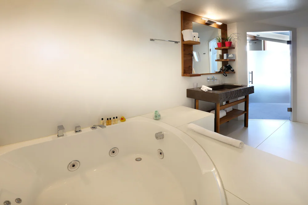 Jetted tub