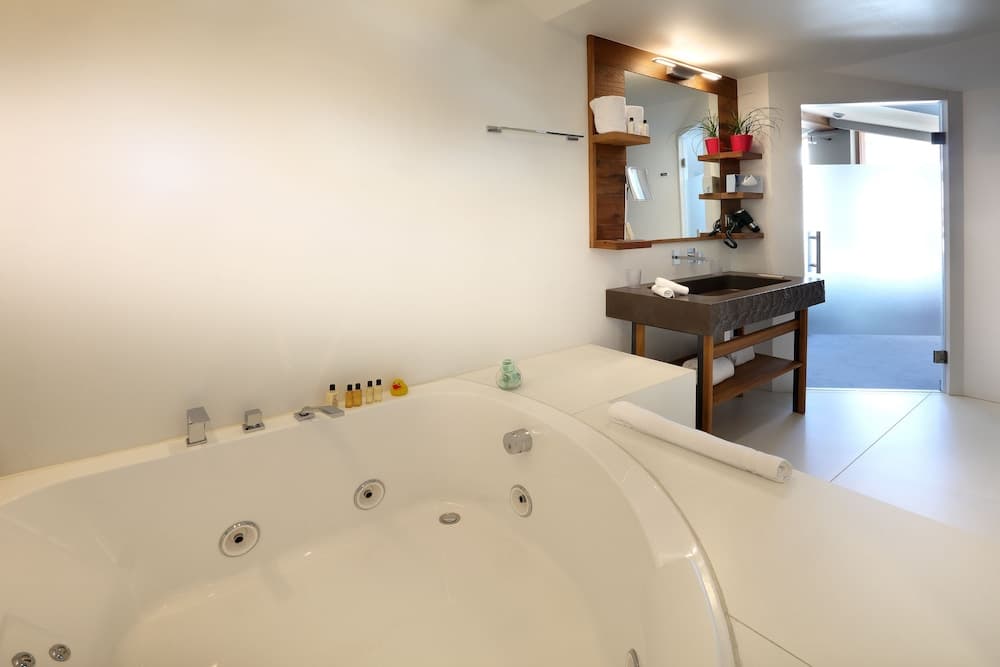 Jetted tub