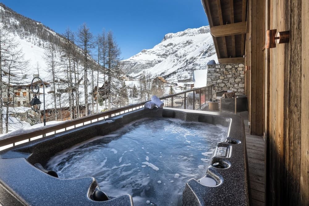 Private spa tub