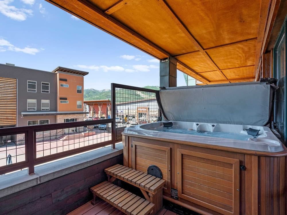 Private spa tub