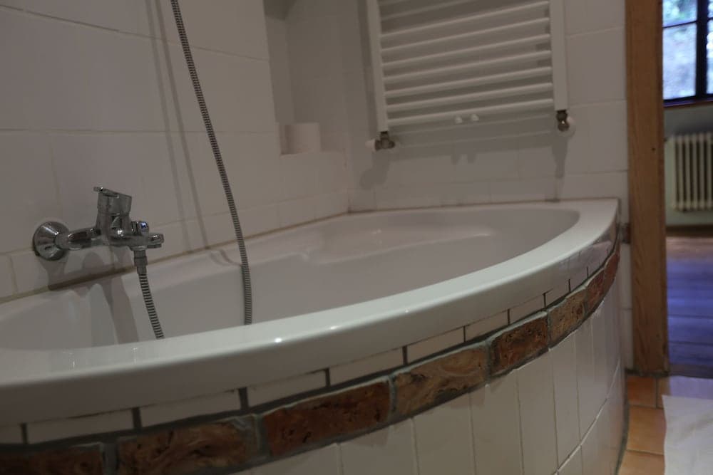 Deep soaking bathtub