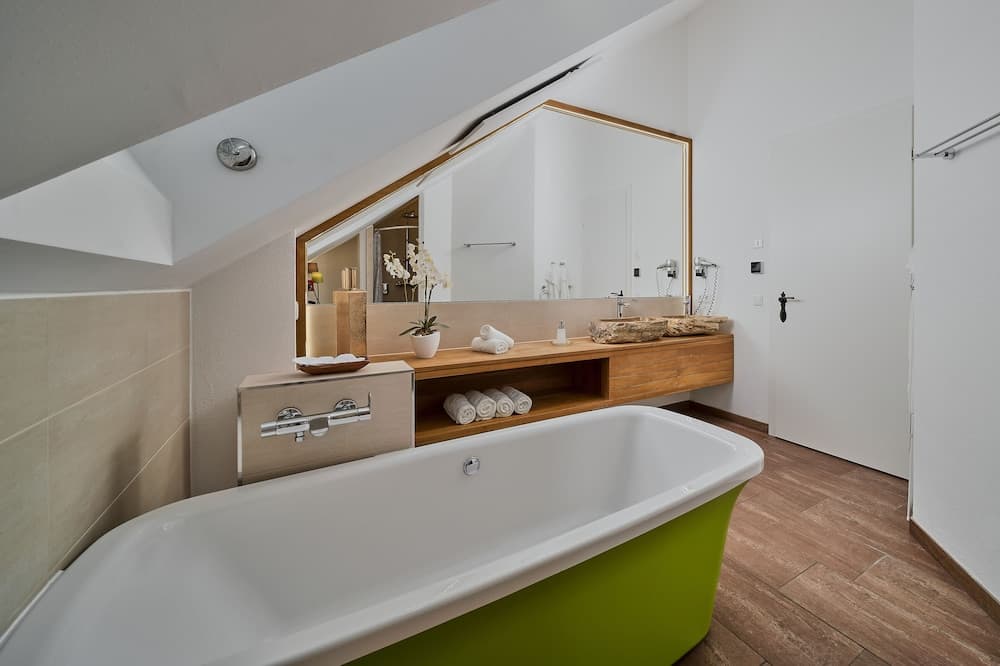 Deep soaking bathtub