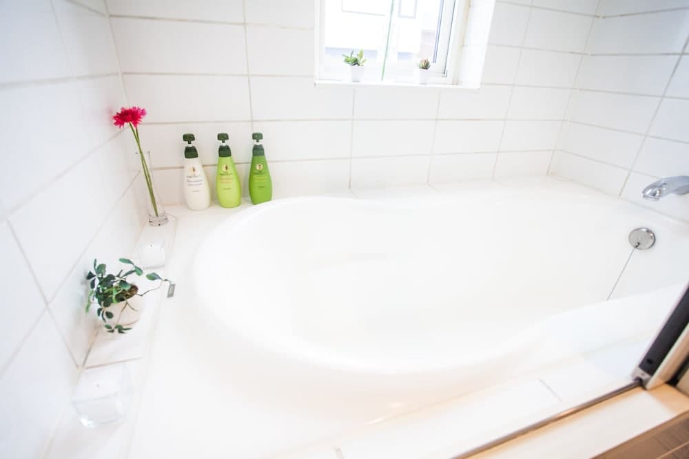Deep soaking bathtub
