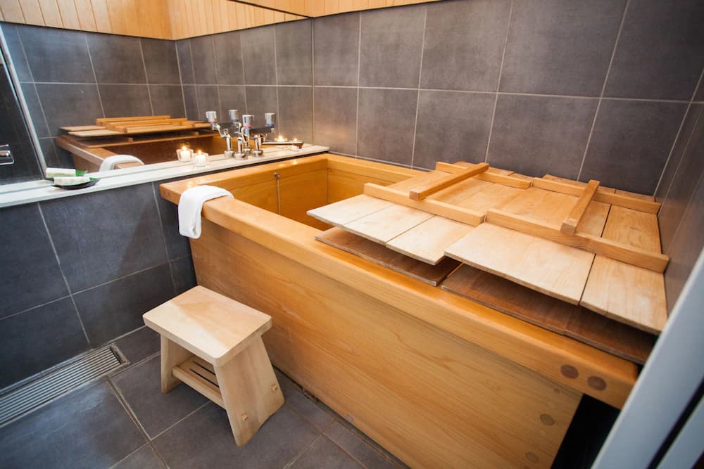 Deep soaking bathtub