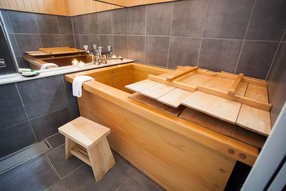 Deep soaking bathtub