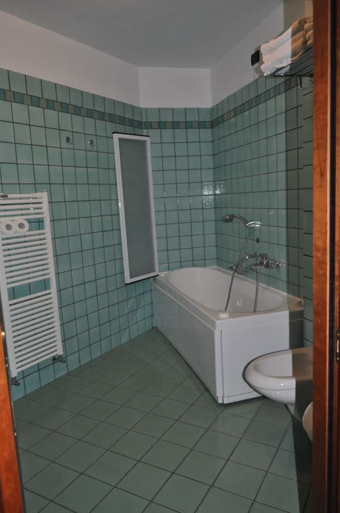 Deep soaking bathtub