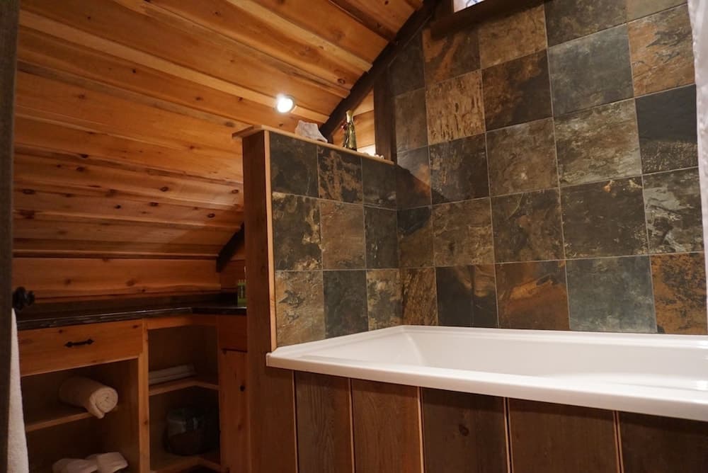 Deep soaking bathtub