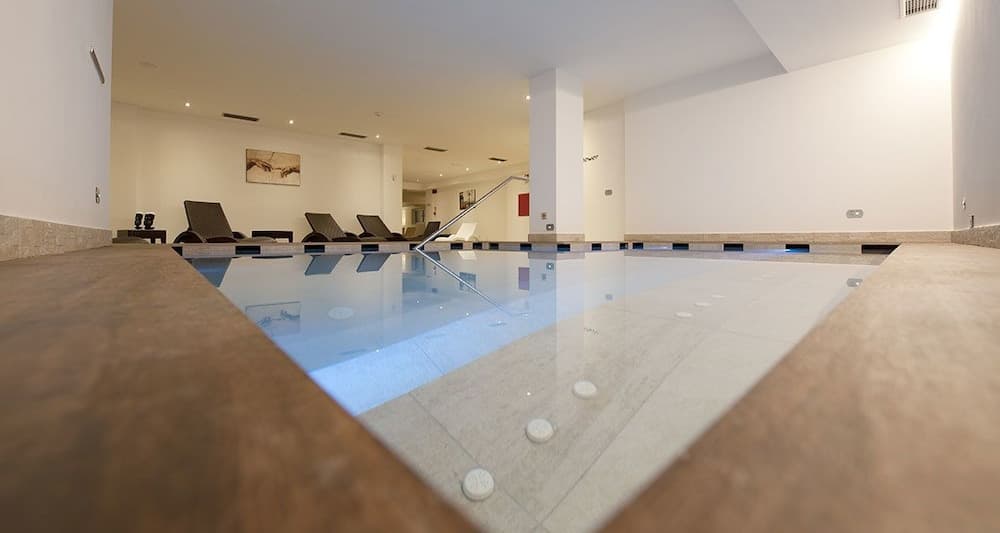 Indoor spa tub