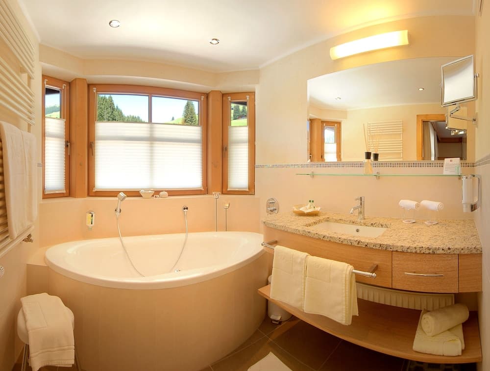 Deep soaking bathtub