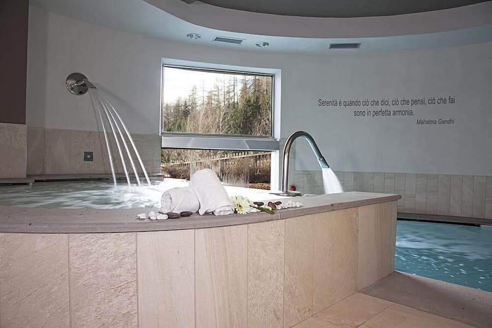 Indoor spa tub