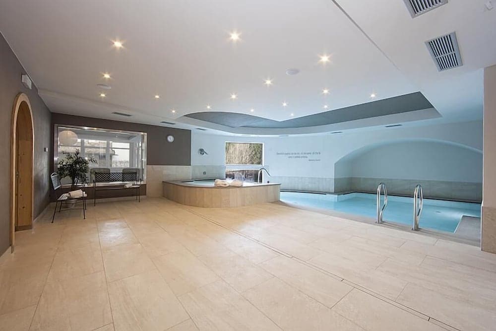 Indoor/outdoor pool