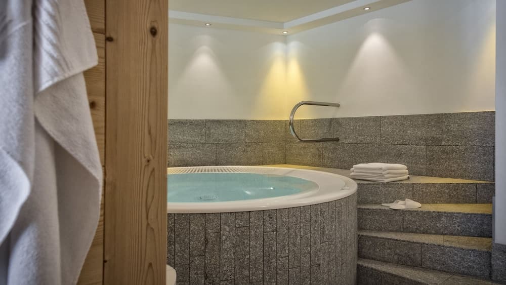 Indoor spa tub