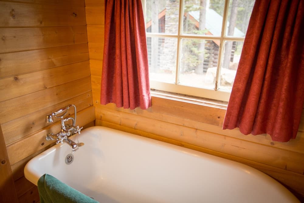 Deep soaking bathtub