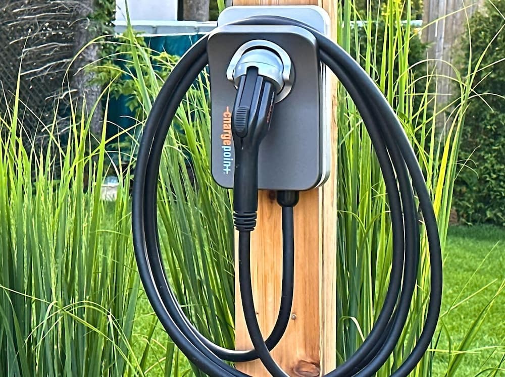 Electric vehicle charging station