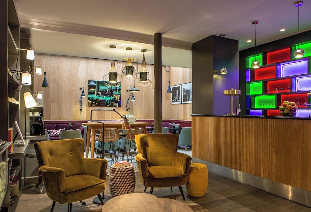 Lobby lounge
