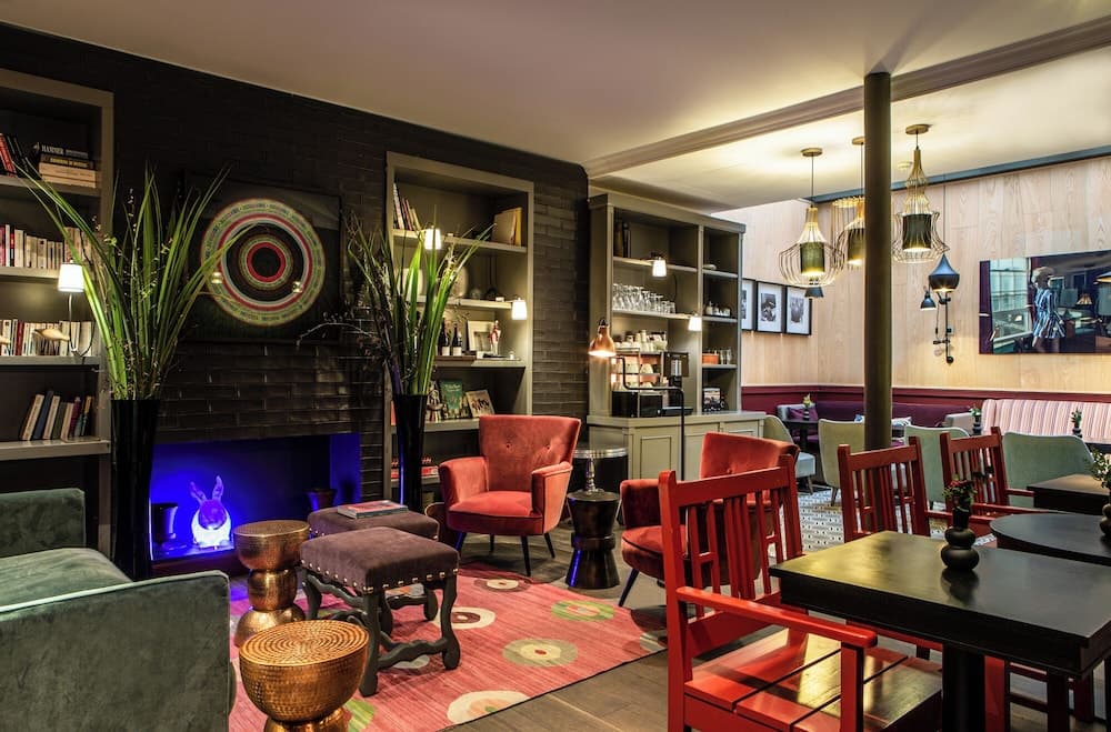 Lobby lounge