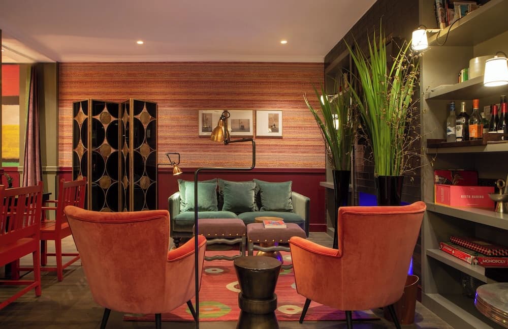 Lobby lounge