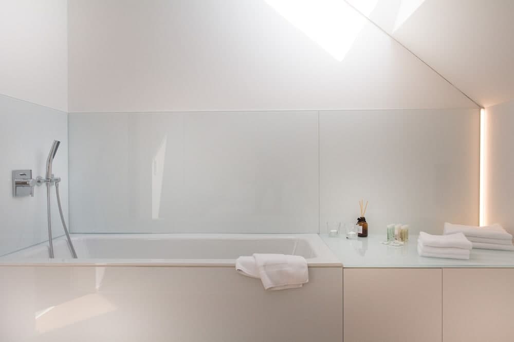 Deep soaking bathtub