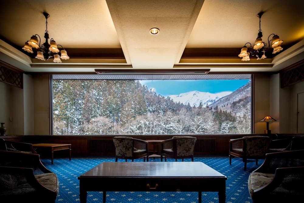 Lobby lounge