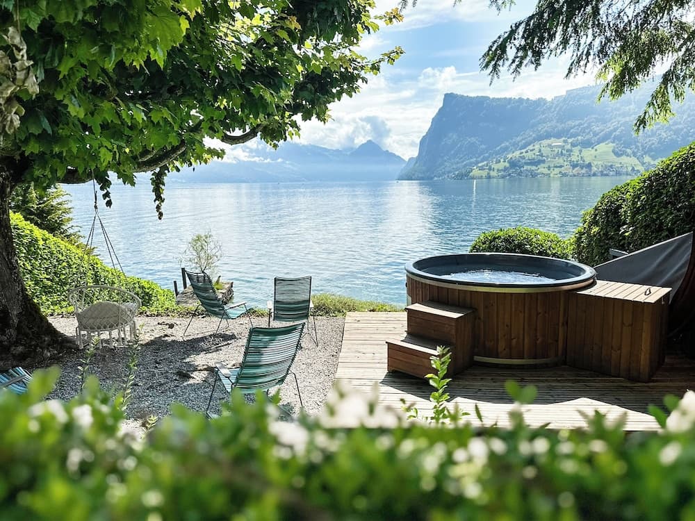 Outdoor spa tub