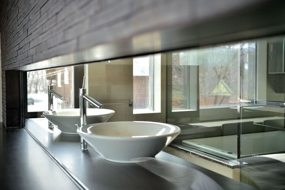 Bathroom sink