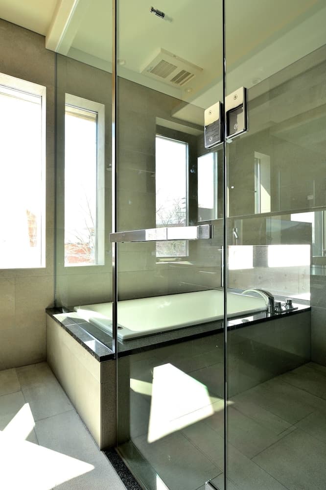 Deep soaking bathtub