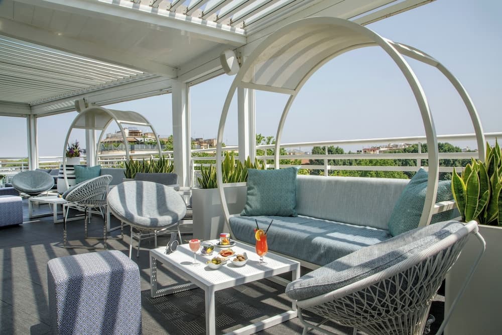 Lobby lounge