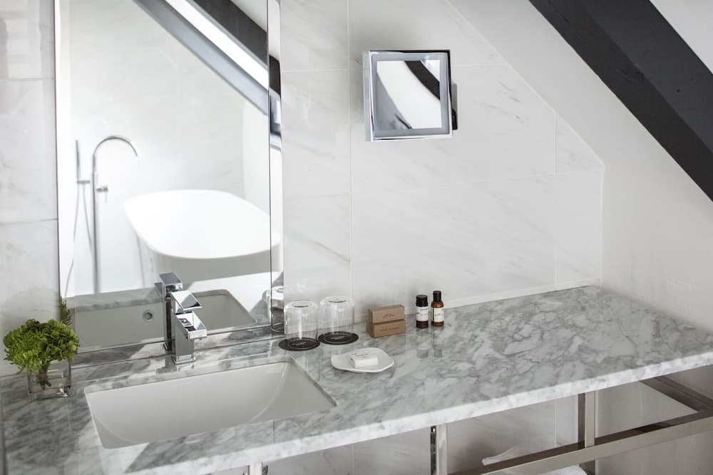 Bathroom sink