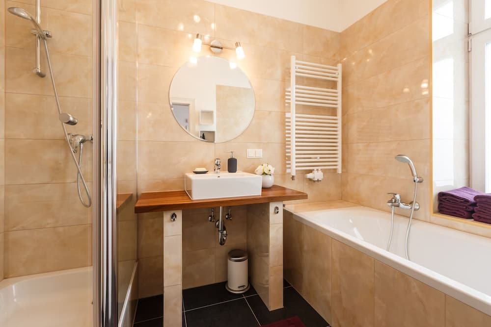 Deep soaking bathtub