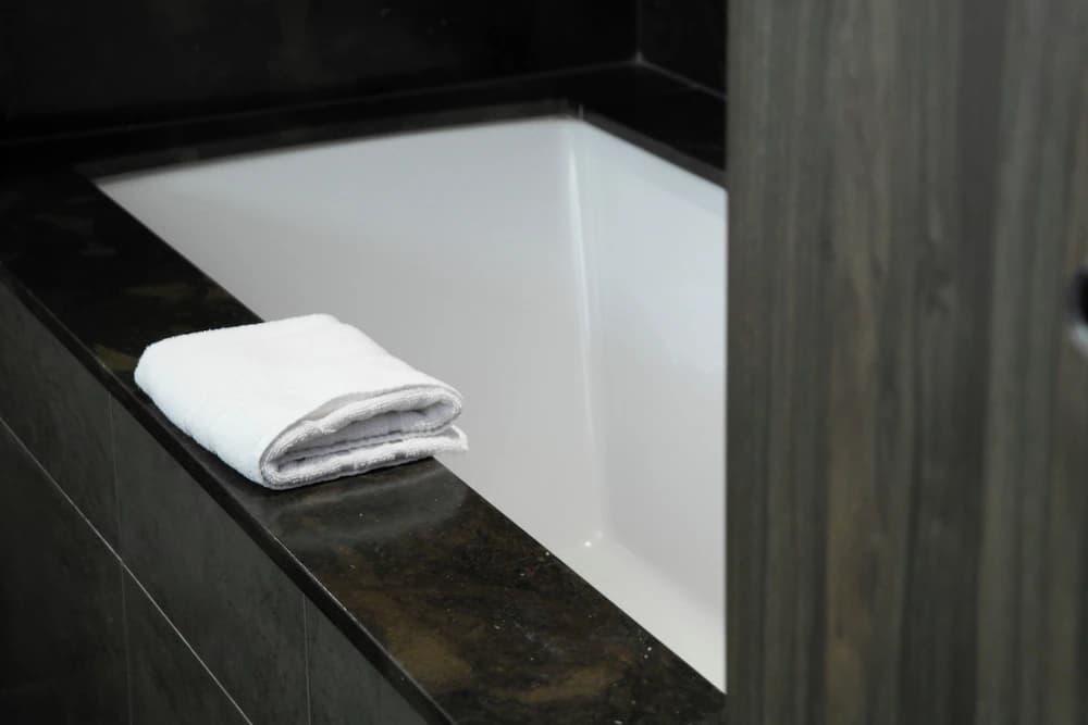 Deep soaking bathtub
