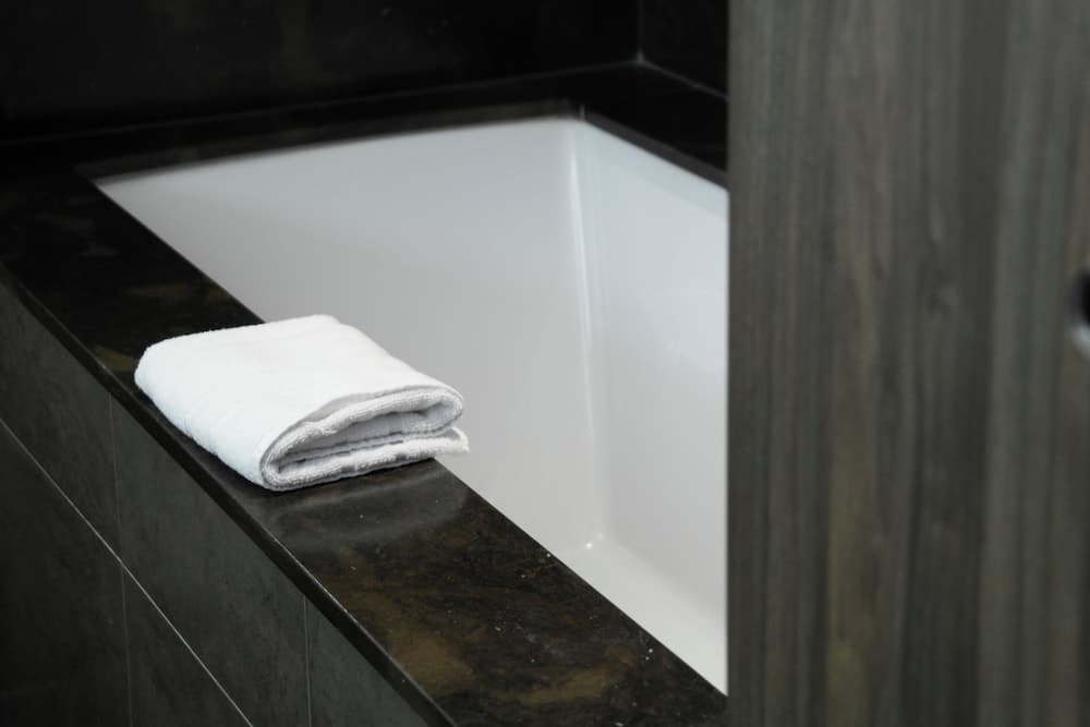 Deep soaking bathtub