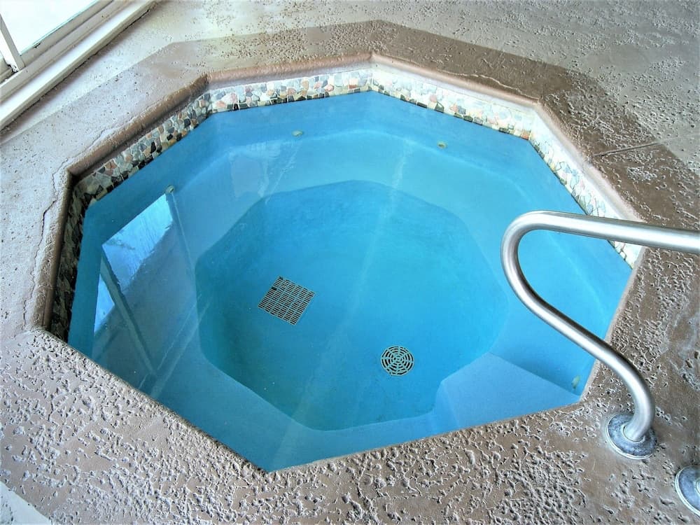 Indoor spa tub