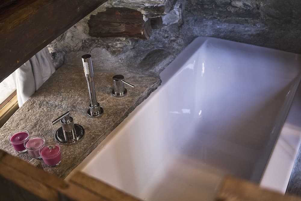 Deep soaking bathtub