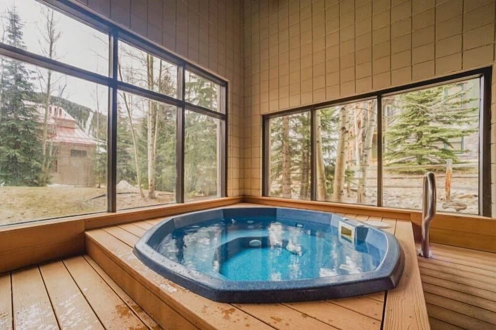 Indoor spa tub