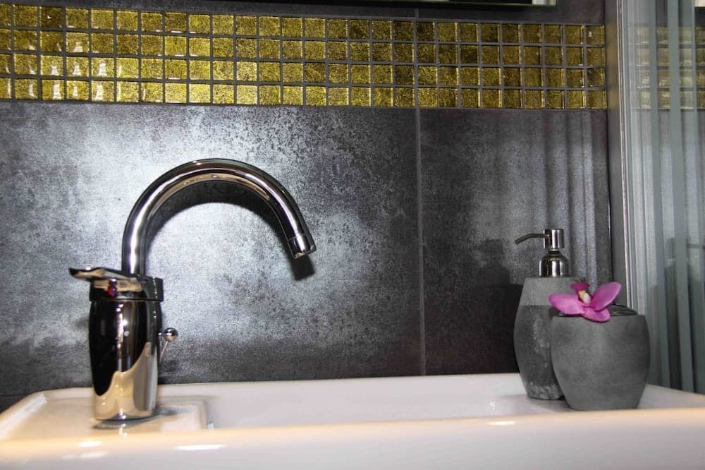 Bathroom sink