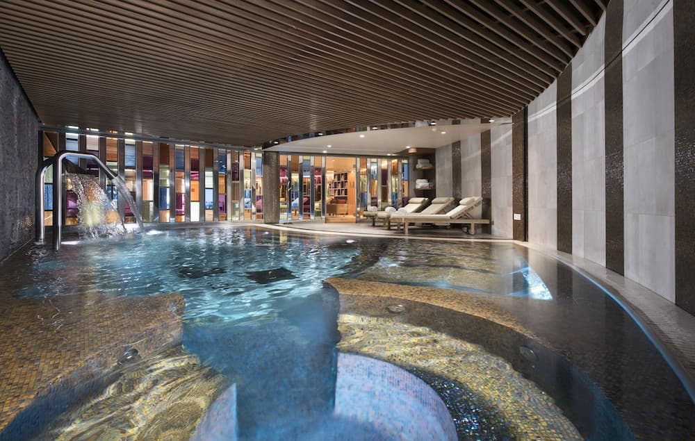 Indoor spa tub
