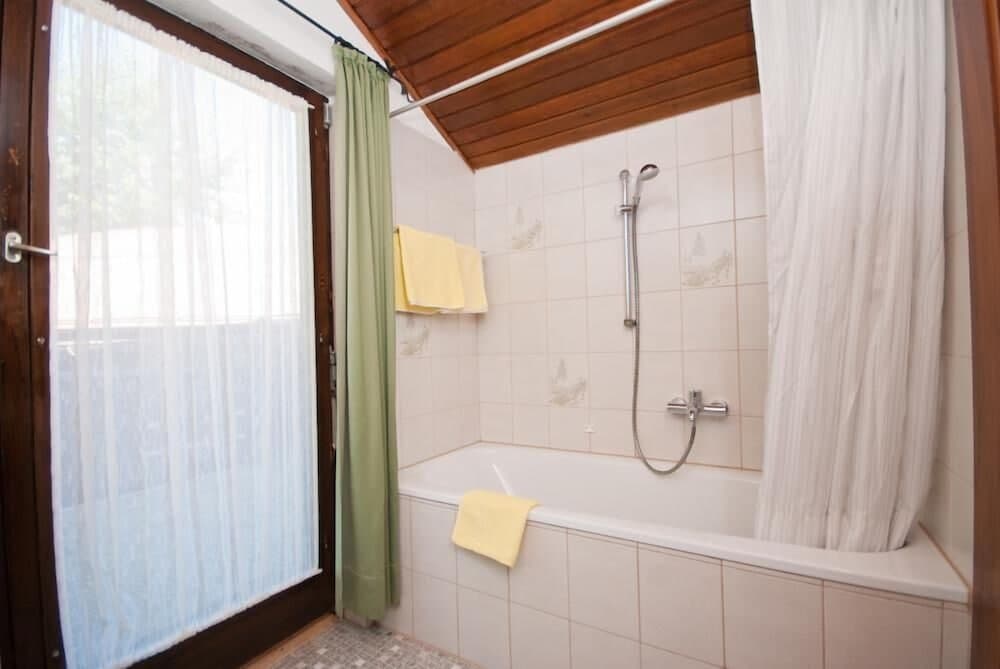 Deep soaking bathtub
