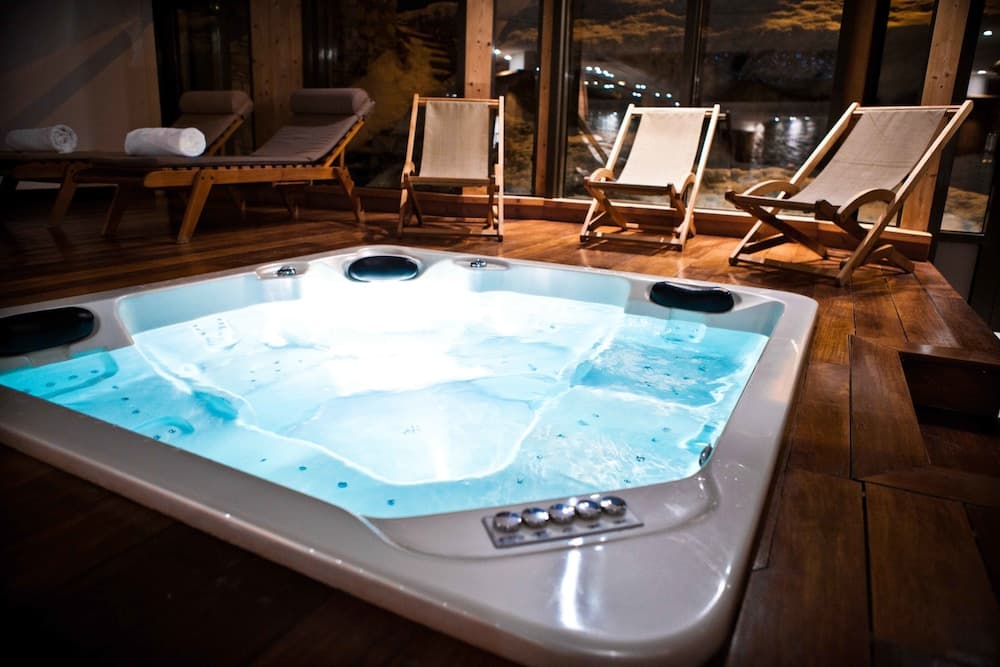 Indoor spa tub
