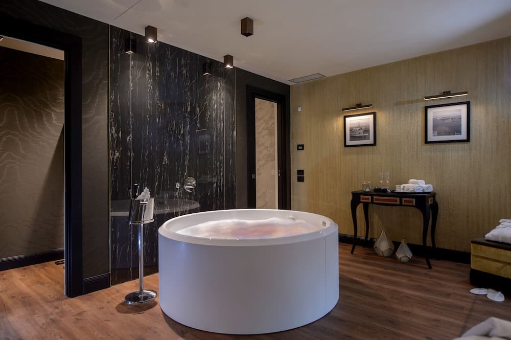Private spa tub
