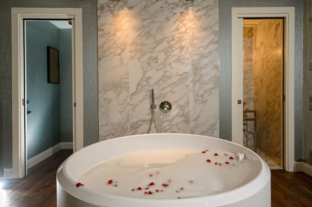Private spa tub