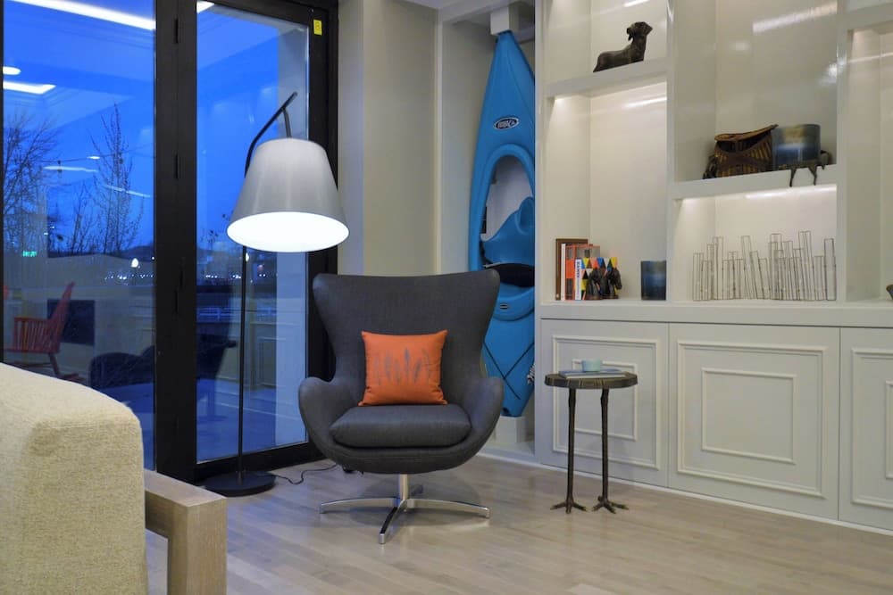 Lobby lounge
