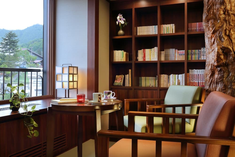 Lobby lounge