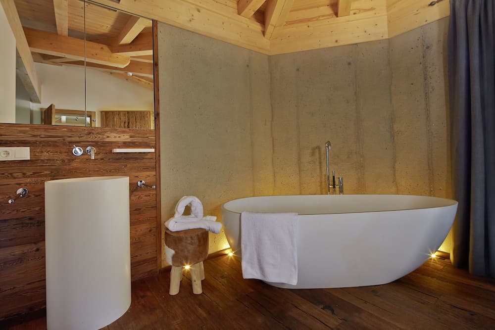 Deep soaking bathtub