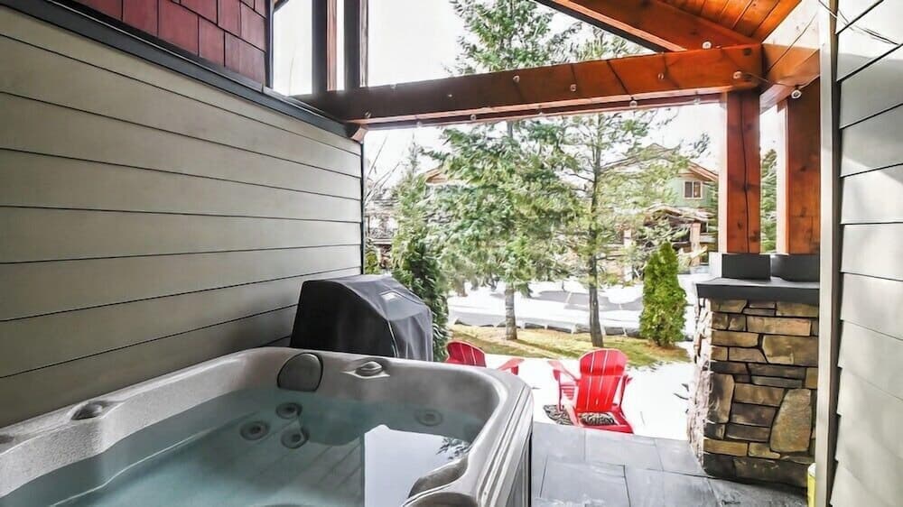 Private spa tub