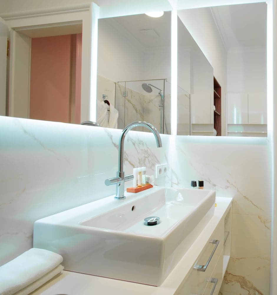 Bathroom sink