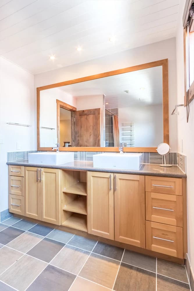 Bathroom sink